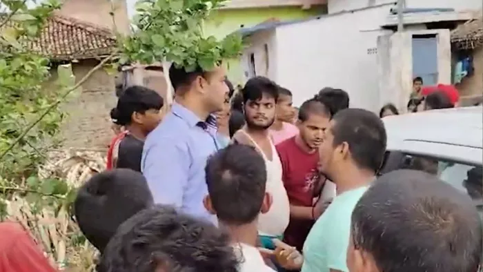UGC-NET पेपर लीक मामले में पूछताछ के लिए नवादा पहुंची CBI टीम को लोगों ने घेर लिया। (फोटो-IANS)