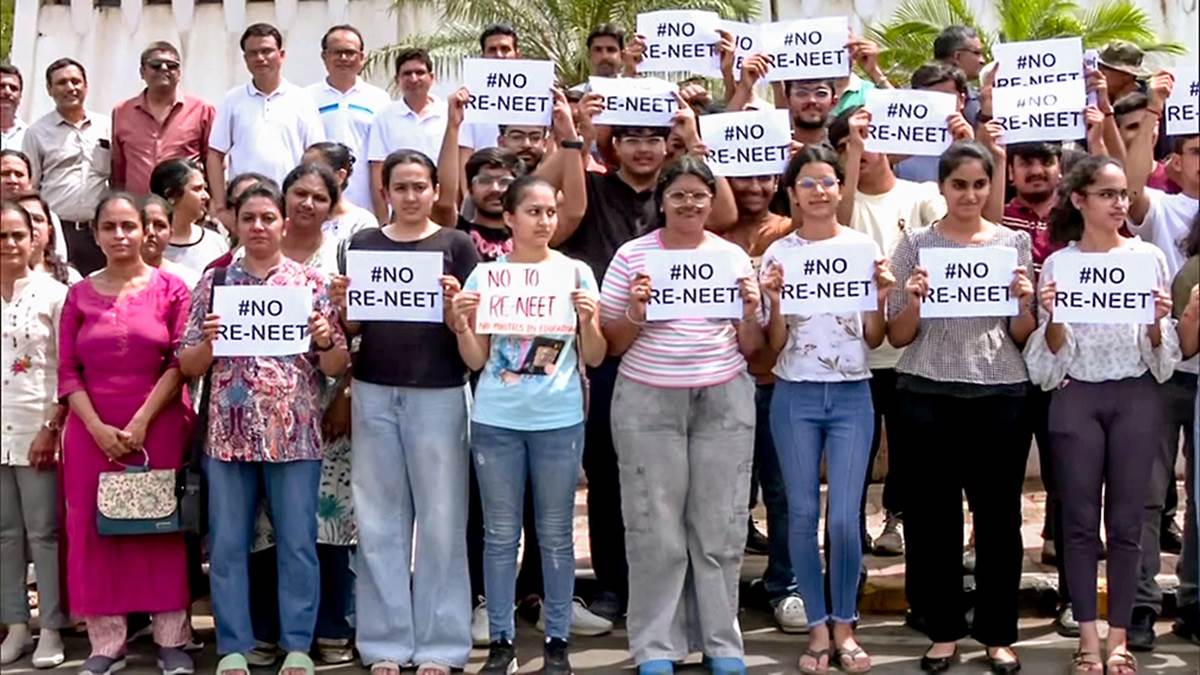 https://www.jagranimages.com/images/newimg/23062024/23_06_2024-rajkot_neet_protest_23744867.jpg