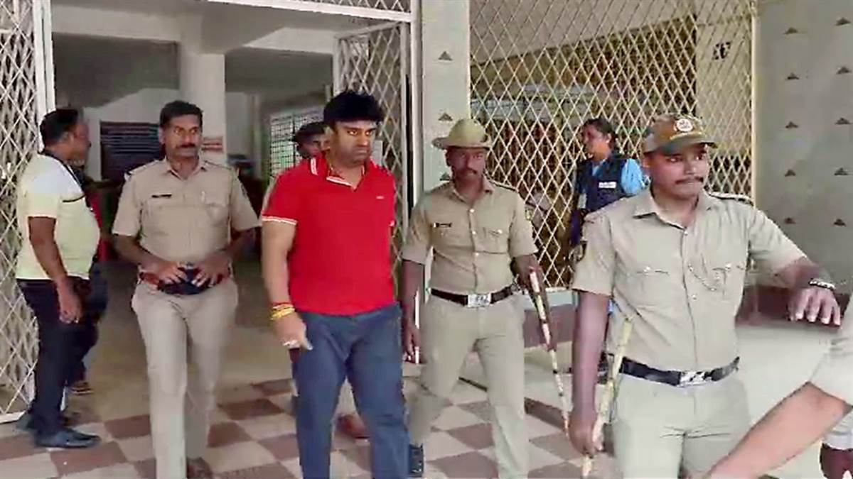 https://www.jagranimages.com/images/newimg/23062024/23_06_2024-suraj_revanna_arrested_23745058.jpg