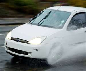 बरसात में इन बातों का ध्यान रख लें मौसम का मज़ा करें सुरक्षित ड्राइविंग