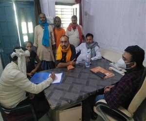 टीकाकरण के विवाद के बाद बहुआ पीएचसी में प्रभारी से वार्ता करते प्रधान महना आशुतोष सिंह और अन्य।