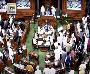 सदन की कार्यवाही में जबरदस्&zwj;त हंगामा देखने को मिला है।