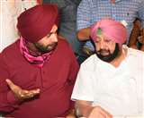कैप्टन अमरिंदर सिंह की टी पार्टी के दौरान साथ बैठे नवजोत सिंह सिद्धू।