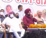 नवजोत सिंह सिद्धू के पदभार ग्रहण समारोह में मंच पर बैठे कैप्टन अमरिंदर सिंह, सिद्धू व सुनील जाखड़।