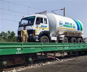 केंद्र सरकार ने शुक्रवार को बताया कि कोरोना महामारी के चलते रेलवे के 2,903 कर्मचारियों की मौत हो चुकी है।