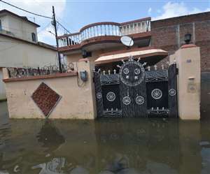 बशारतपुर के विष्णुपुरम में जलजमाव,परिचितों और रिश्तेदारों के घर शरण ले रहे लोग। - जागरण।