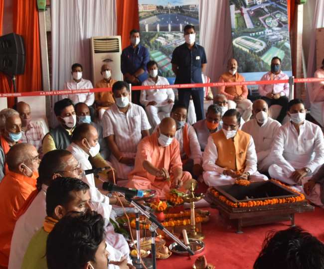 शिलान्‍यास स्‍थल पर पूजा करते सीएम योगी आदित्‍यनाथ, जागरण।