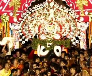 महाप्रभु जगन्नाथ जी को पहंडी बिजे में रत्न सिंहासन पर विराजमान करवाने ले जाते सेवक