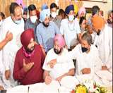 कैप्‍टन अमरिंदर सिंह और पंजाब कांग्रेस प्रधान हरीश रावत के साथ नवजोत सिंह सिद्धू। (जागरण)