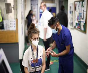 टीके की दोनों डोज देने के बावजूद ब्रिटेन में कोरोना के मामले तेज।(फोटो: रायटर)