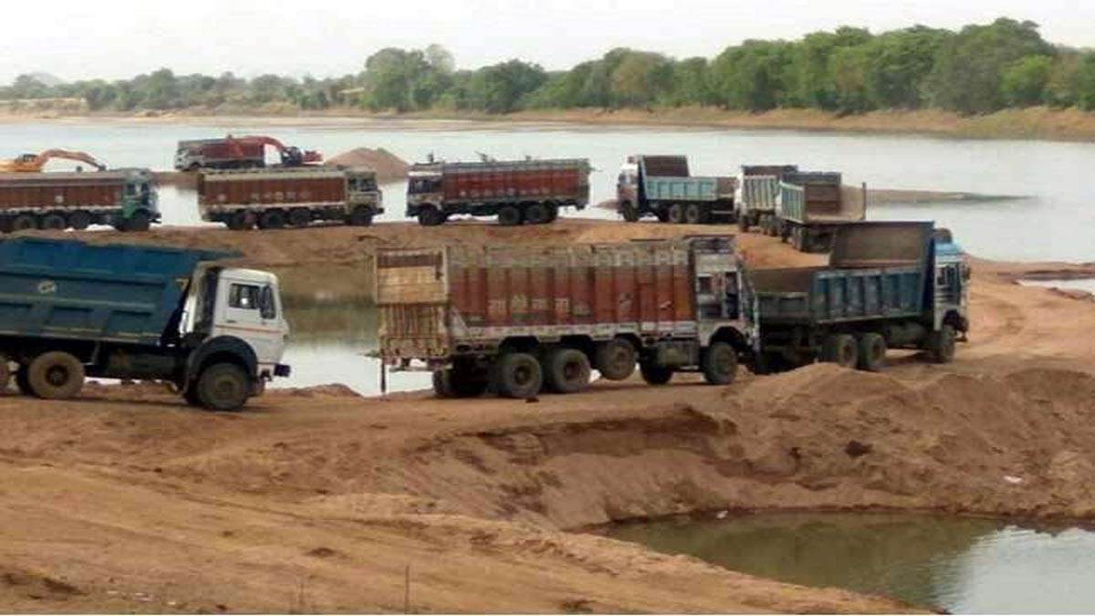 Accident during illegal sand mining in Patna many laborers buried due to sand collapse one died - पटना में अवैध बालू खनन के दौरान हादसा, बालू अरार धसने से कई मजदूर दबे,