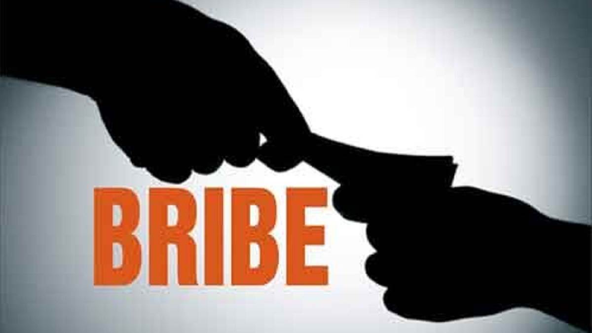 haldwani vigilance team arrested kanungo during taking bribe in sitarganj uttarakhand