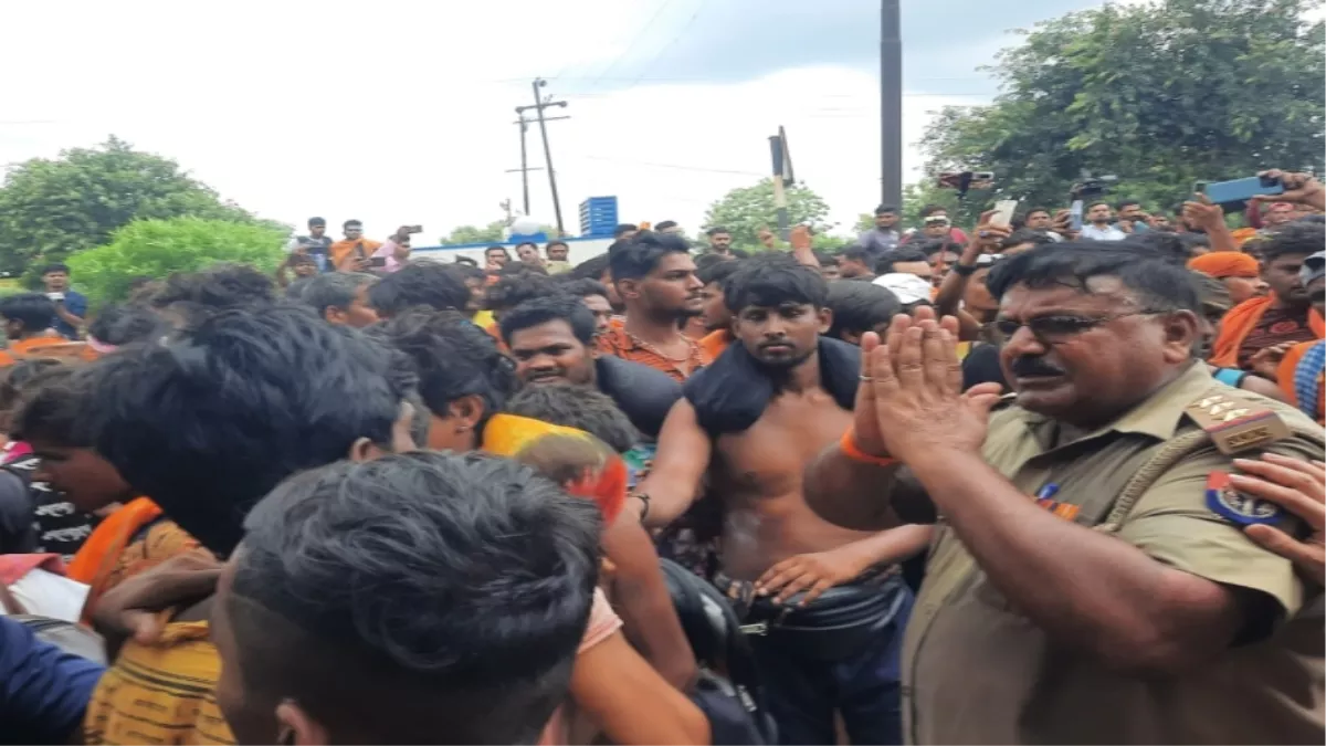 मेरठ में संप्रदाय विशेष के युवकों ने कांवड़ पर थूका, हाईवे जामकर कांवड़ियों ने पुलिस चौकी में की तोड़फोड़