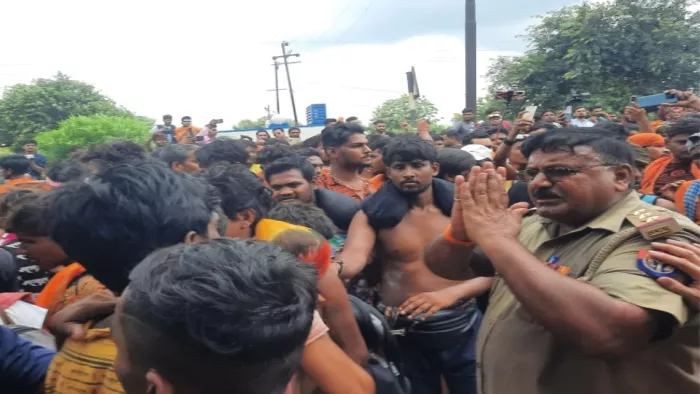 Spit on Kanwar In Meerut मेरठ में शनिवार को कांवड़ में थूकने के बाद खासा हंगामा हो गया।
