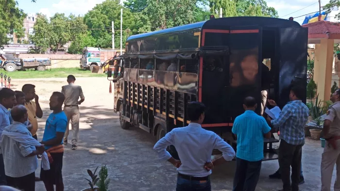 लखीसराय थाना में कैदी वाहन से गिरफ्तार आरोपितों को जेल ले जाती पुलिस - सौ. पुलिस