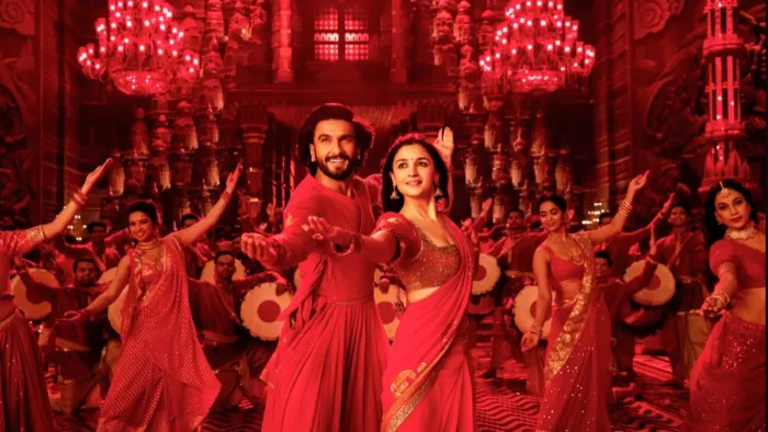 Still of Ranveer Singh and Alia Bhatt from Dhindhora Baje re Song