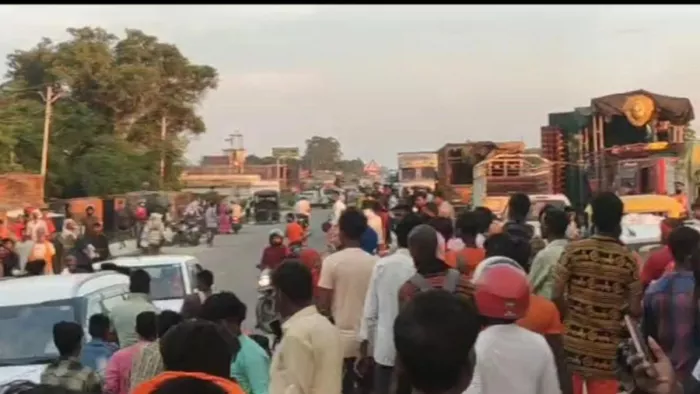 कार की चपेट में आकर कांवड़िया के घायल होने पर तोड़फोड़ के बाद हंगामा। -जागरण