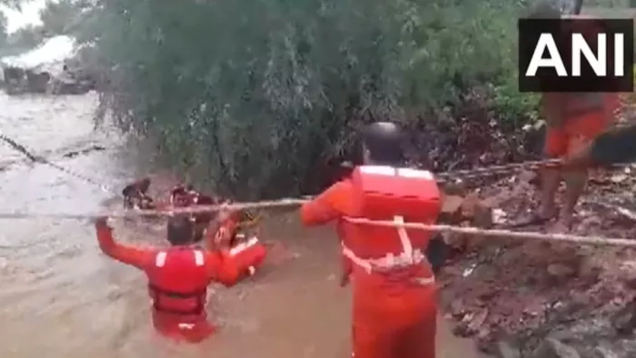 जूनागढ़ में एनडीआरएफ की टीम चल रहा रेस्क्यू ऑपरेशन