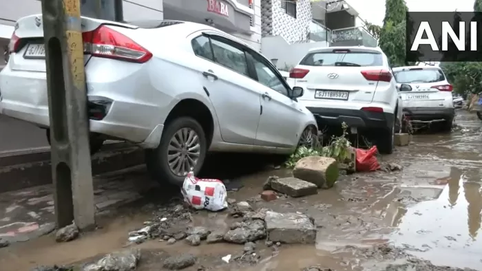 Gujarat Rain: जूनागढ़ में भारी बारिश ने बढ़ाई मुश्किलें, क्षतिग्रस्त हुए कई वाहन (फोटो एएनआई)