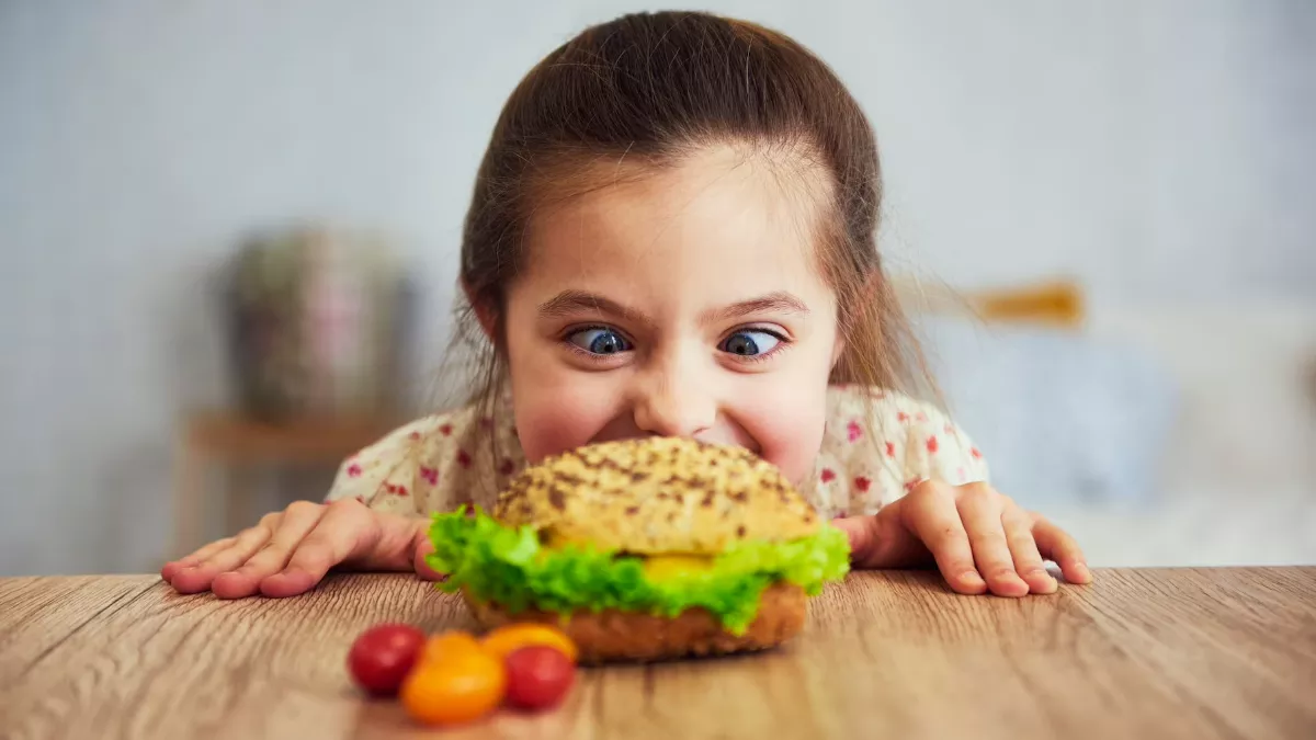 How to Control Junk Food Addiction: इन आसान तरीकों से छुड़ा सकते हैं बच्चों  के जंक खाने की आदत - Easy ways to control or stop you child junk food  consumption