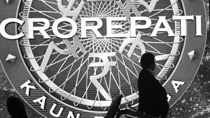 Amitabh Bachchan shares photo from Kaun Banega Crorepati 15 set. Photo-Twitter