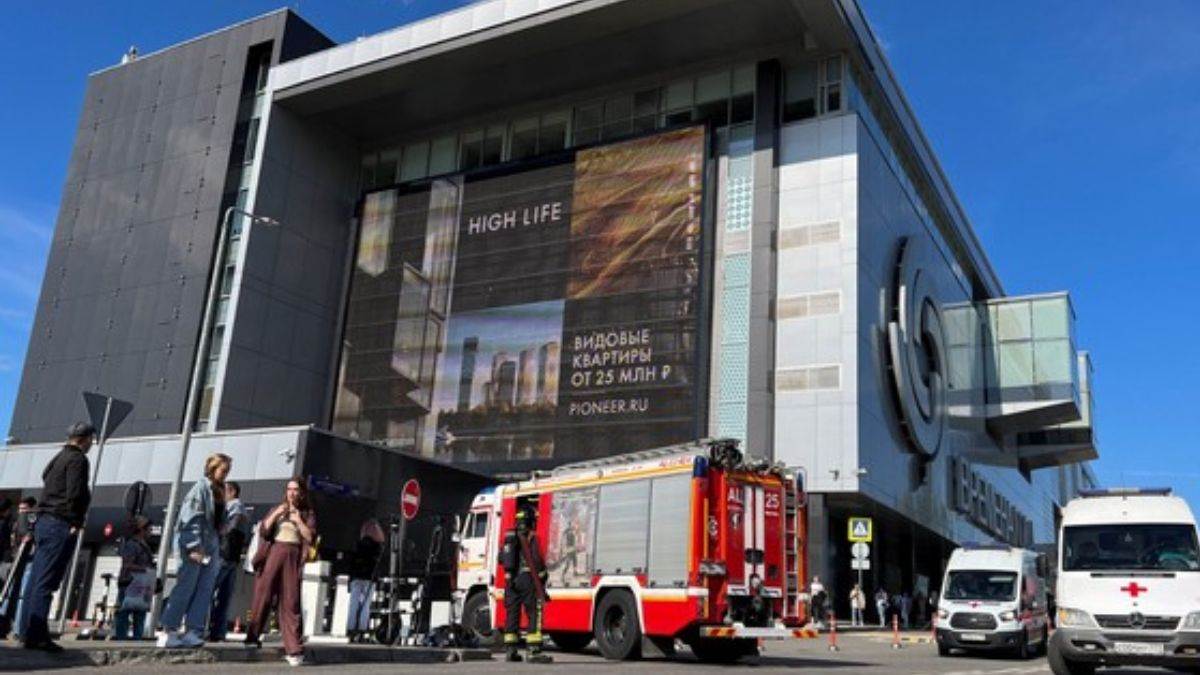 4 killed over 70 injured after hot water pipe bursts in moscow shopping mall