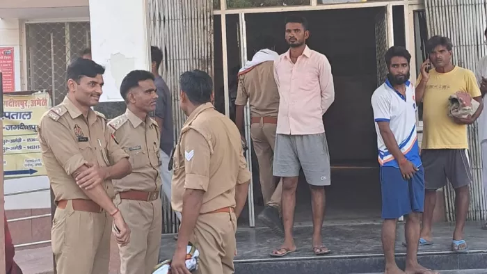 जगदीशपुर में अस्पताल के बाहर उपस्थित पुलिस। जागरण