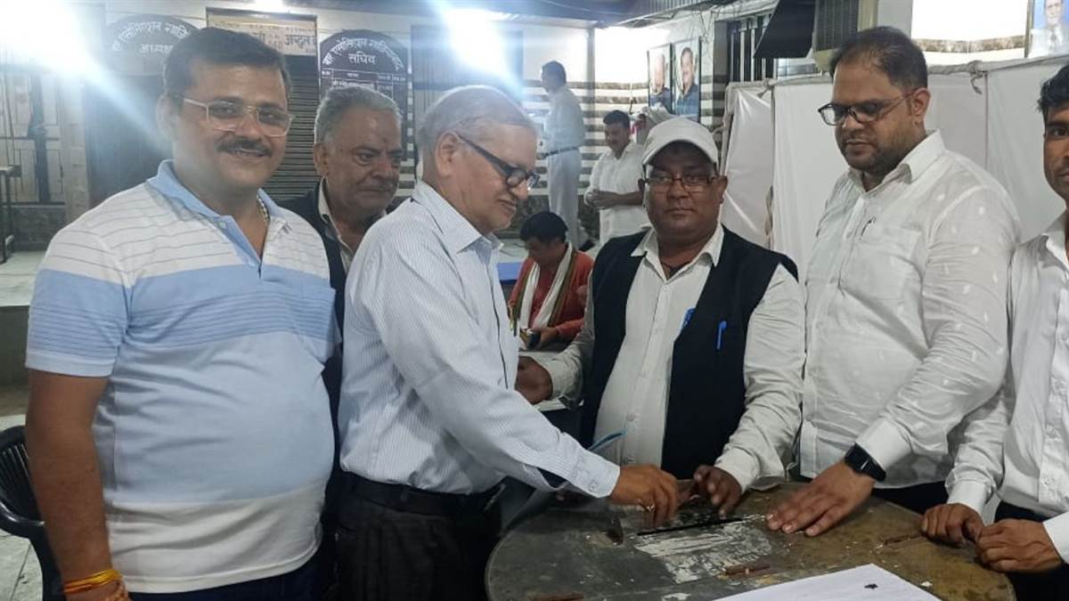 चुनाव परिणाम घोषित हुए बगैर सचिव की कुर्सी पर बैठे हरेंद्र गौतम, विरोध में जमकर हंगामा; दोनों पक्षों के बीच हुई मारपीट