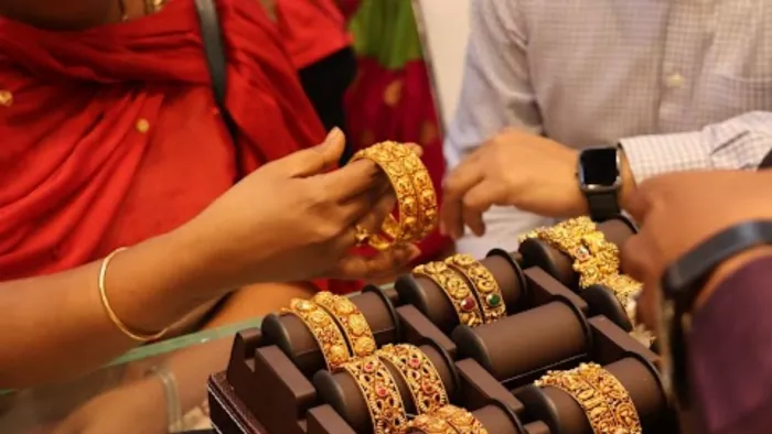 Gold-Silver पर लगने वाली कस्टम ड्यूटी को घटाकर 6% कर दिया गया है।