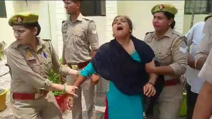 हापुड़ में महिला और उसके पति व बेटी ने एसपी कार्यालय पर आत्मदाह का प्रयास किया। जागरण फोटो