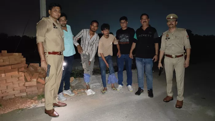 हापुड़ में मुठभेड़ के बाद घायल बदमाश।