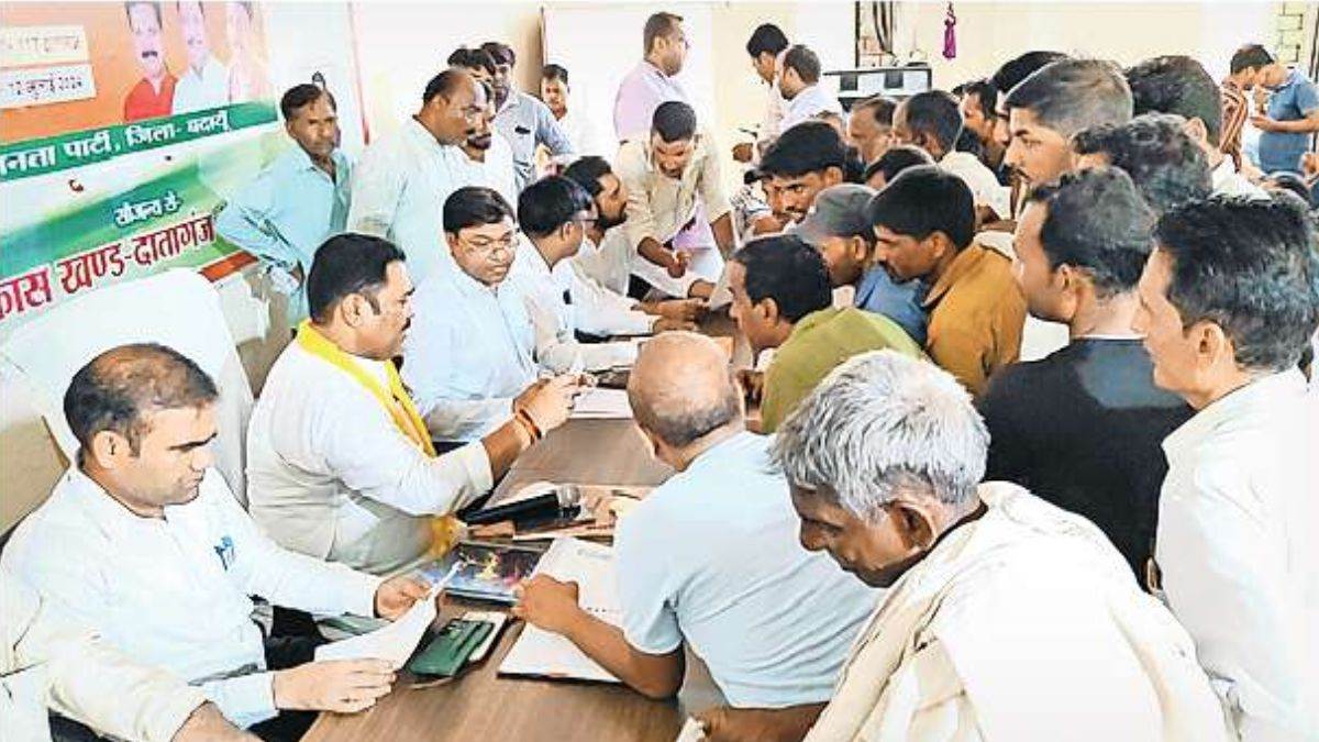 https://www.jagranimages.com/images/newimg/23072024/23_07_2024-mla_listen_complaint_badaun_23763910.jpg