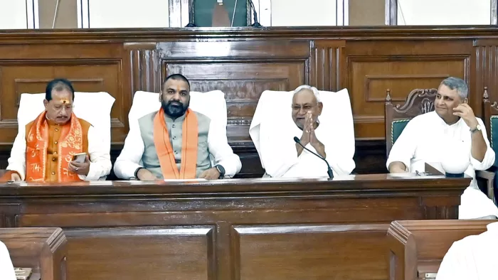 मुख्यमंत्री नीतीश कुमार, डिप्टी सीएम सम्राट चौधरी और विजय कुमार सिन्हा के साथ एनडीए विधानमंडल की बैठक में शामिल हुए।