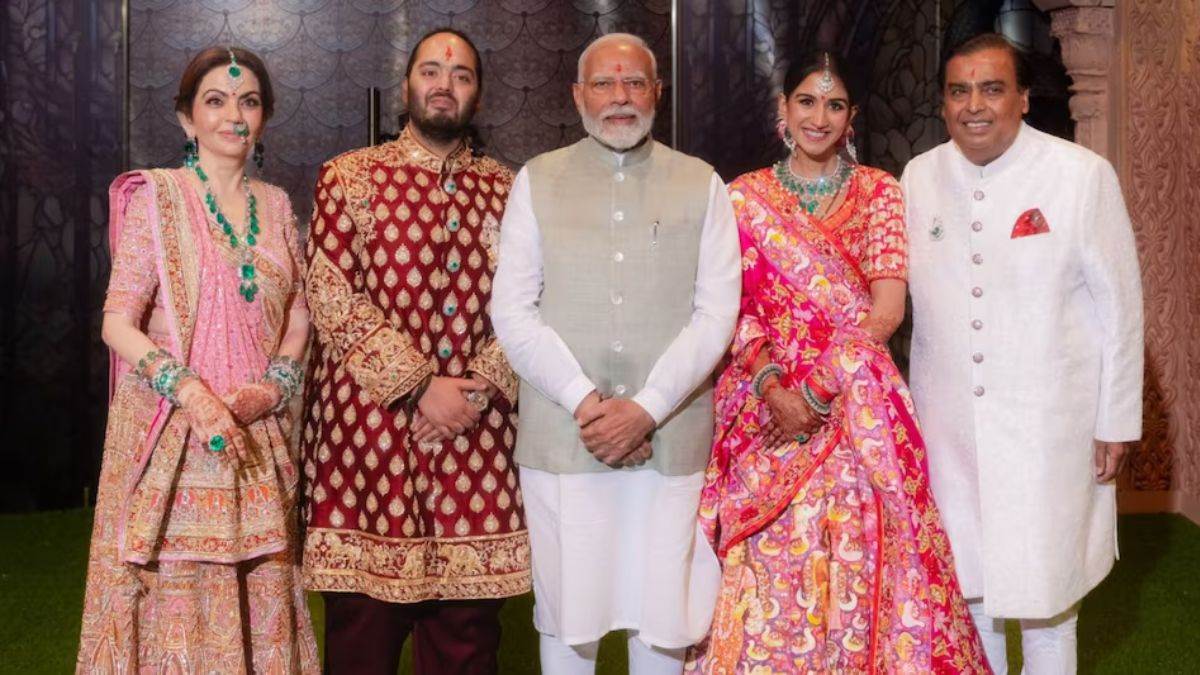 https://www.jagranimages.com/images/newimg/23072024/23_07_2024-pm_modi_with_anant_ambani_and_adhika_merchant_23763836_193516900.jpg