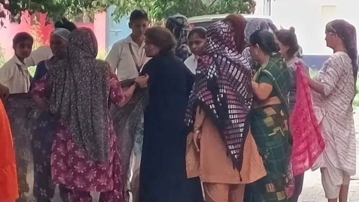 जिला अस्पताल के गेट पर गर्भवती की हालत बिगड़ी, तब कराया प्रसव - जागरण