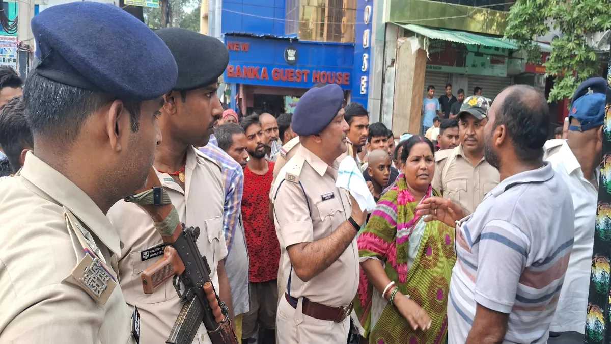 Banka News: तेज रफ्तार गैस टैंकर की टक्कर से पत्नी की दर्दनाक मौत, पति गंभीर