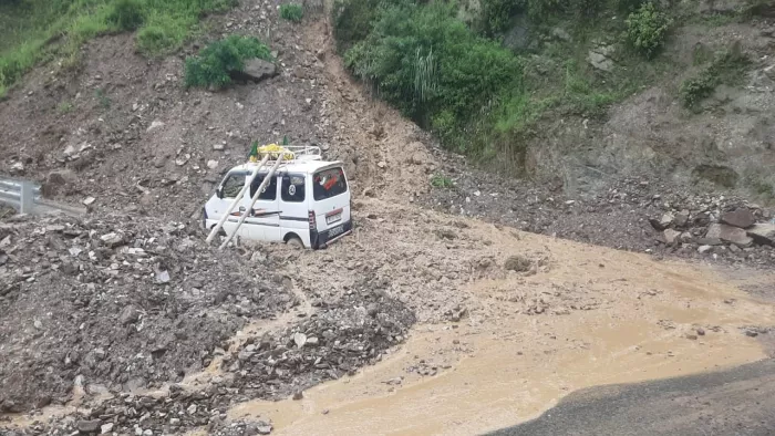 राजौरी में बारिश का कहर सड़कें बंद, बिजली गुल, प्रशासन अलर्ट।