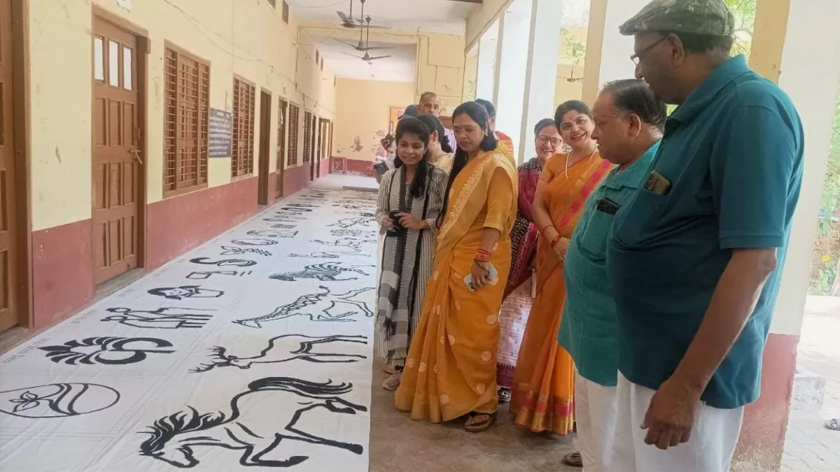 पंक्चर बनाने वाले की बेटी का कमाल, 10 किलो बाल से 29 दिन में पेंटिंग का वर्ल्ड रिकार्ड