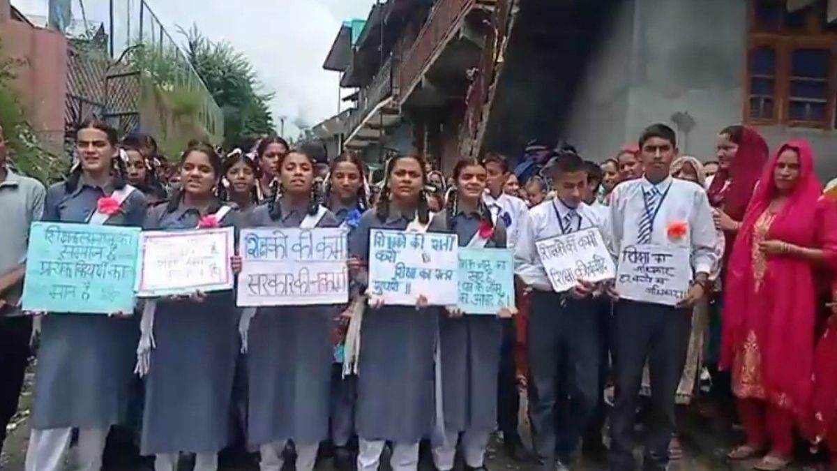 https://www.jagranimages.com/images/newimg/23072025/23_07_2025-chamba_lamu_school_protest_23991990.jpg