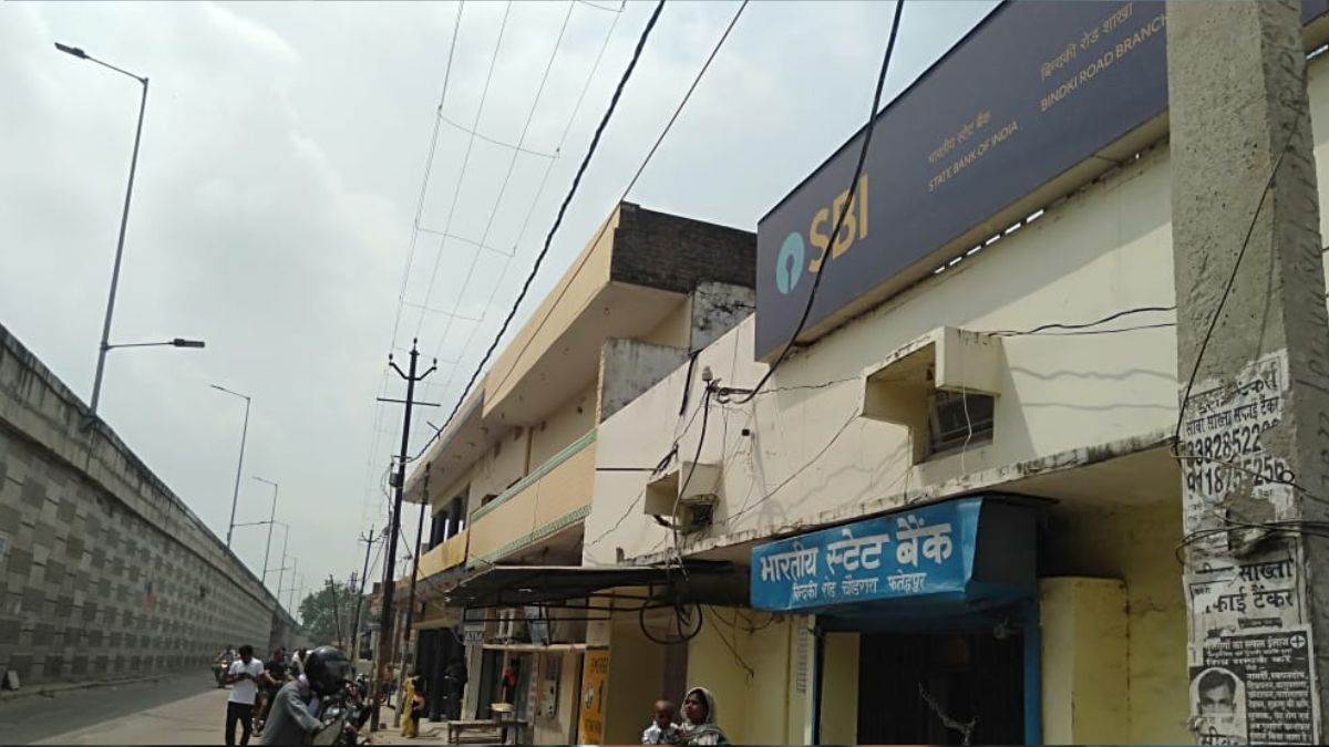 https://www.jagranimages.com/images/newimg/23072025/23_07_2025-fatehpur_sbi_bank_23991847.jpg