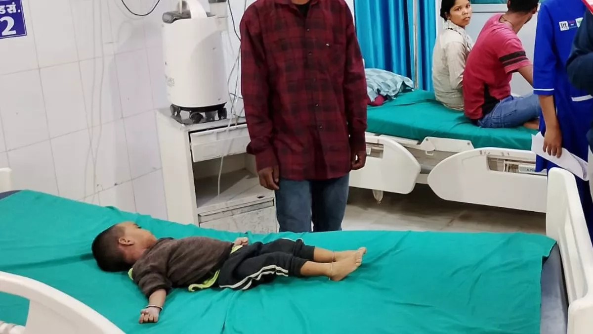 Jharkhand News: पर्ची के लिए लाइन में लगा रहा पिता, बिना इलाज के बेटी की हो गई मौत