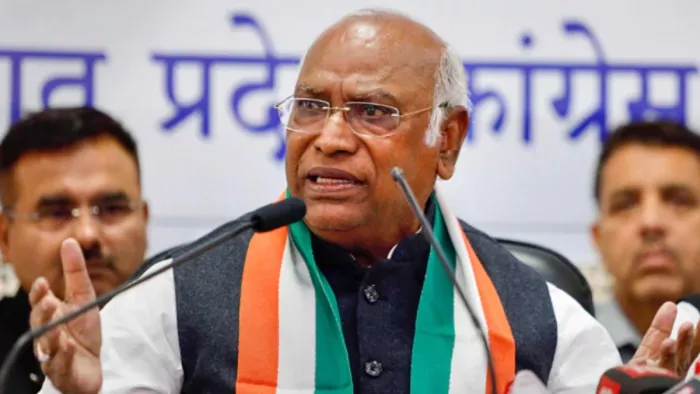 कांग्रेस अध्यक्ष मल्लिकार्जुन खरगे ने धनखड़ के इस्तीफे पर सवाल खड़े किए हैं। (फाइल फोटो)