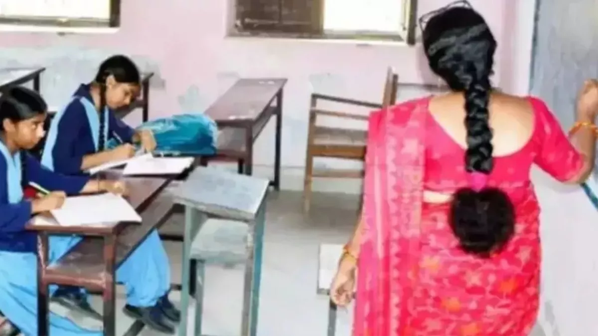 Deoria News:  रिटायर्ड शिक्षिका के वेतन भुगतान मामले में जांच जारी, दिनभर अभिलेखों को तलाशने में जुटे रहे कर्मचारी