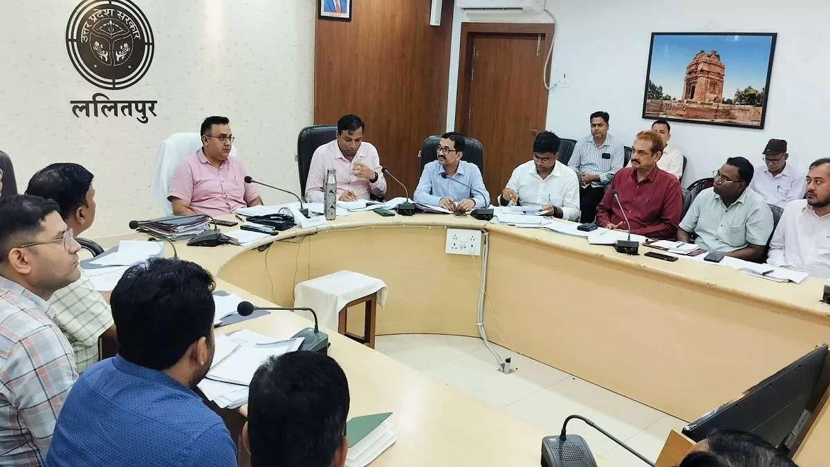 'काम में तेजी लाएं और टारगेट करें पूरा', राजस्व वसूली में फिसड्डी अफसरों को ललितपुर डीएम की फटकार