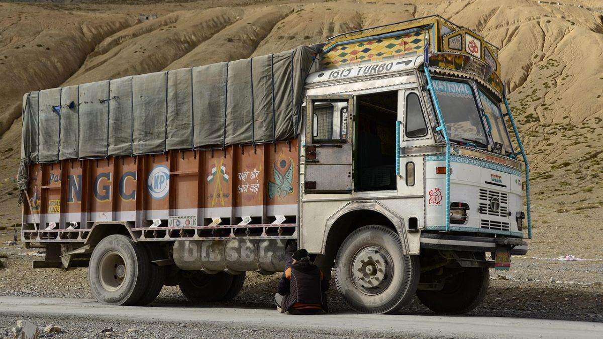https://www.jagranimages.com/images/newimg/23072025/23_07_2025-old_vehicles_23991841.jpg