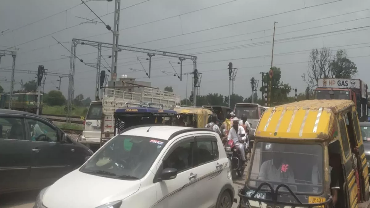 Gonda News : सुभागपुर में 24 घंटे में 55 बार बंद होती है रेलवे क्रासिंग, जाम से से लोग परेशान; फंसी रहती हैं एंबुलेंस