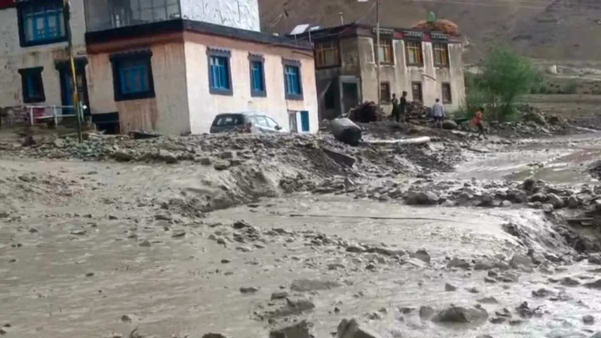 हिमाचल की स्पीति घाटी में आई बाढ़, शांशा पुल को पैदा हुआ खतरा तो रोकी वाहनों की आवाजाही, VIDEO