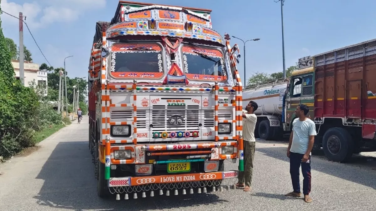 गोपालगंज पुलिस ने ट्रक से भारी मात्रा अवैध रूप से लाई जा रही सागौन की लकड़ी की जब्त