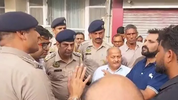 ऊना अस्पताल में प्रदर्शन कर रहे मृतक के स्वजन से बात करते एडीसी महेन्द्र पाल गुर्जर, डीएसचपी अजय व सीएमओ।