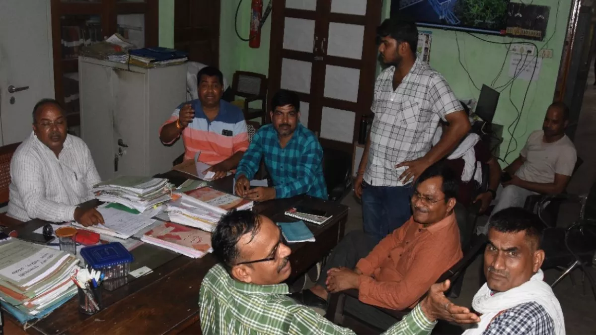 Unnao News: ओवरलोड वाहन की पेनाल्टी के नाम पर घूसखोरी, दो बाहरी सहित वरिष्ठ बाबू चढ़ा विजिलेंस के हत्थे